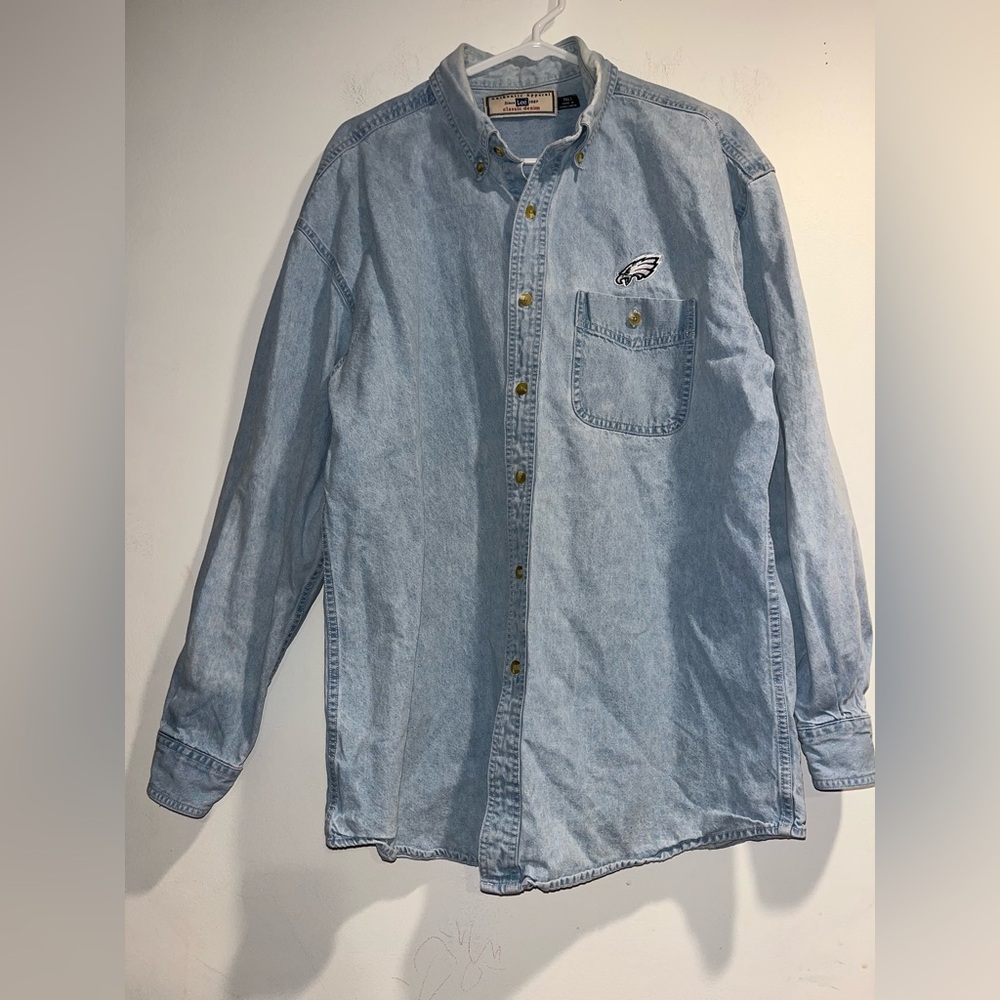 LEE SPORTS VTG light wash denim Philadelphia Eagles patch button down